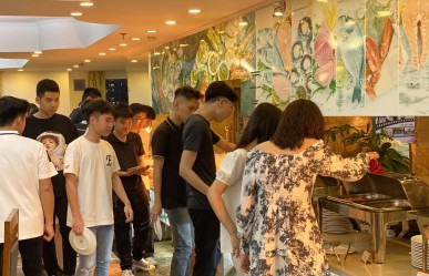 Ăn uống no nê, đón hè rực rỡ - A25 tổ chức Buffet học sinh đón đoàn lớp 12 trường THPT Đoàn Kết, Hà Nội
